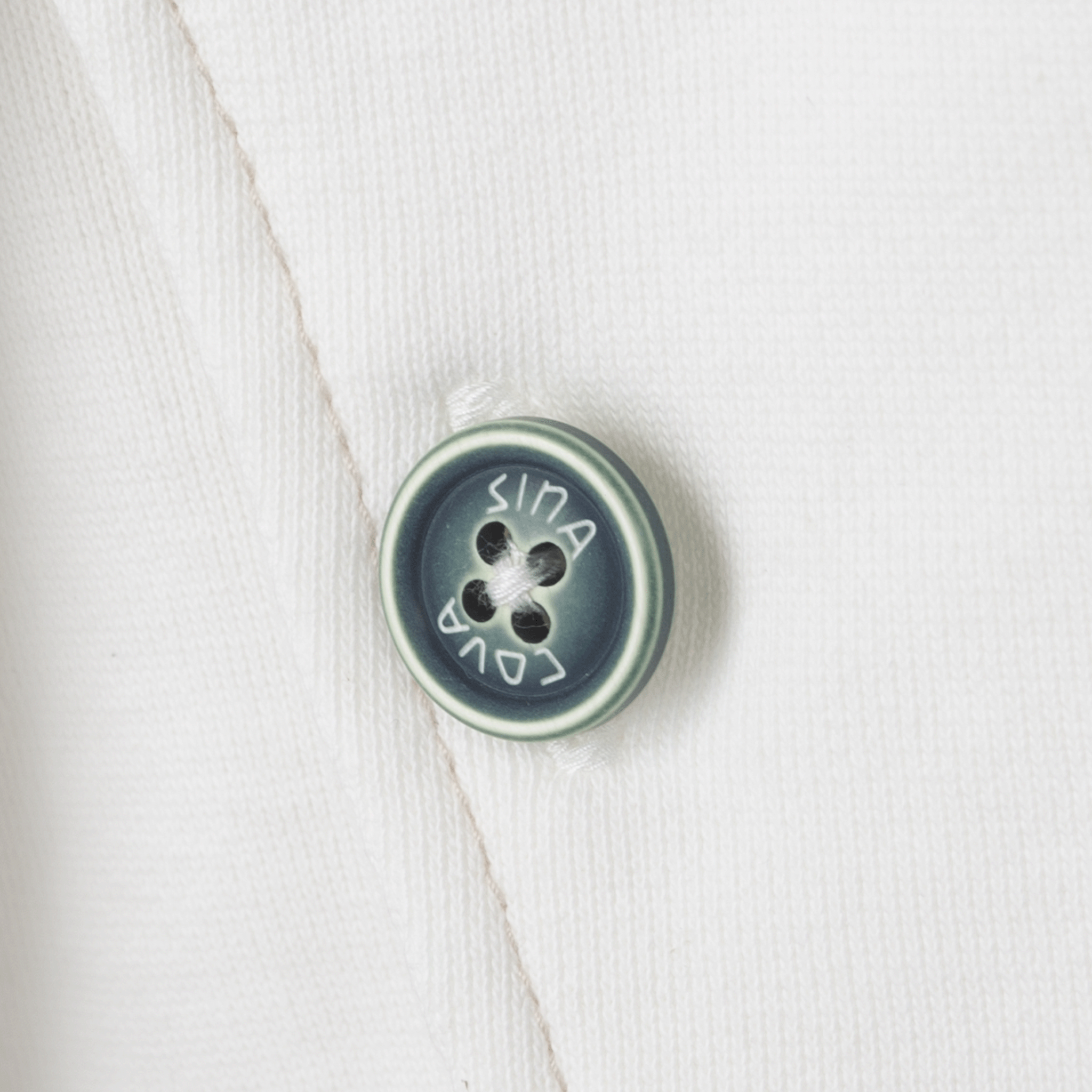 【公式】シナコバ (SINA COVA) トラックジャケット 23113020 オフホワイトの右ポケットボタン部分