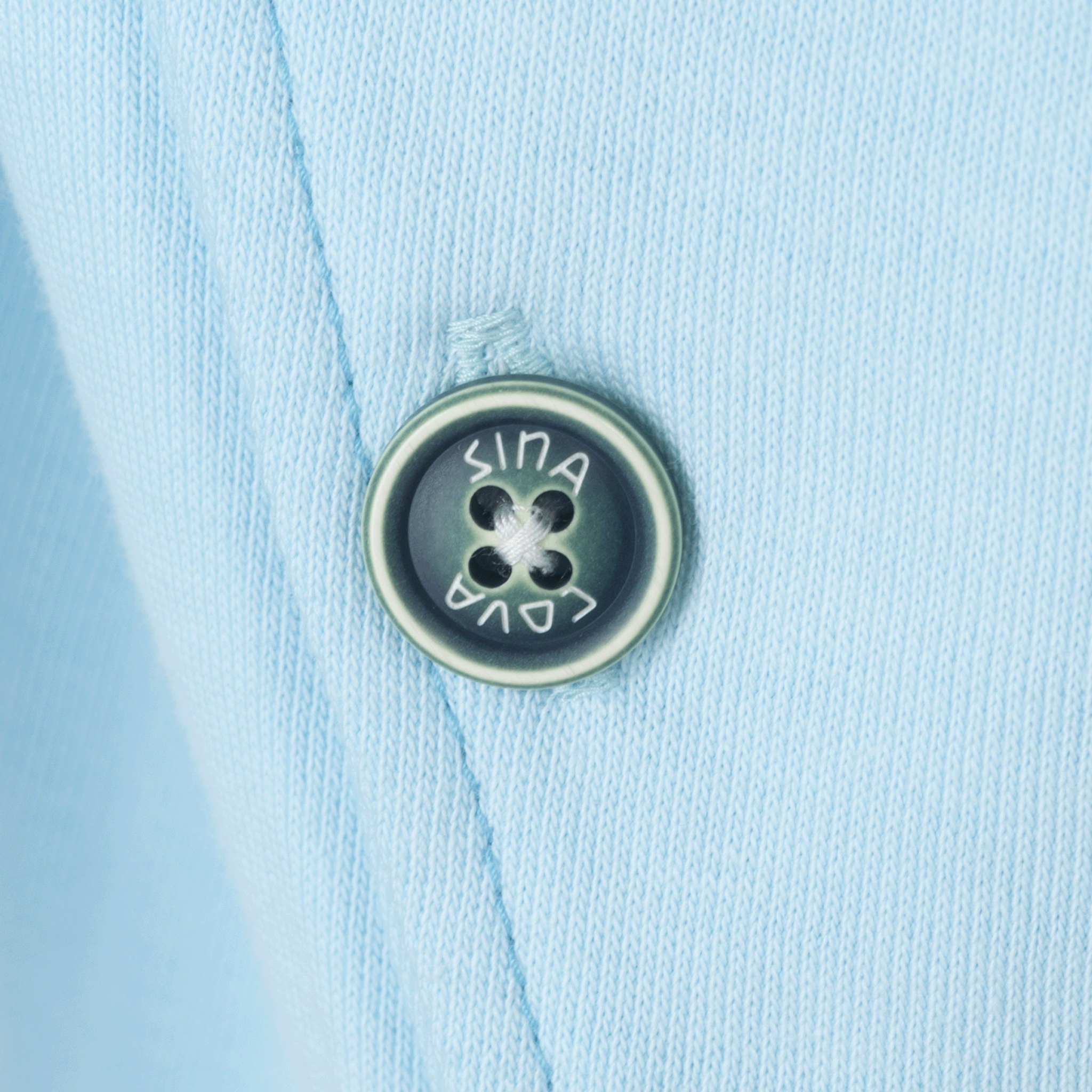 【公式】シナコバ (SINA COVA) トラックジャケット 23113020 サックスの右ポケットボタン部分